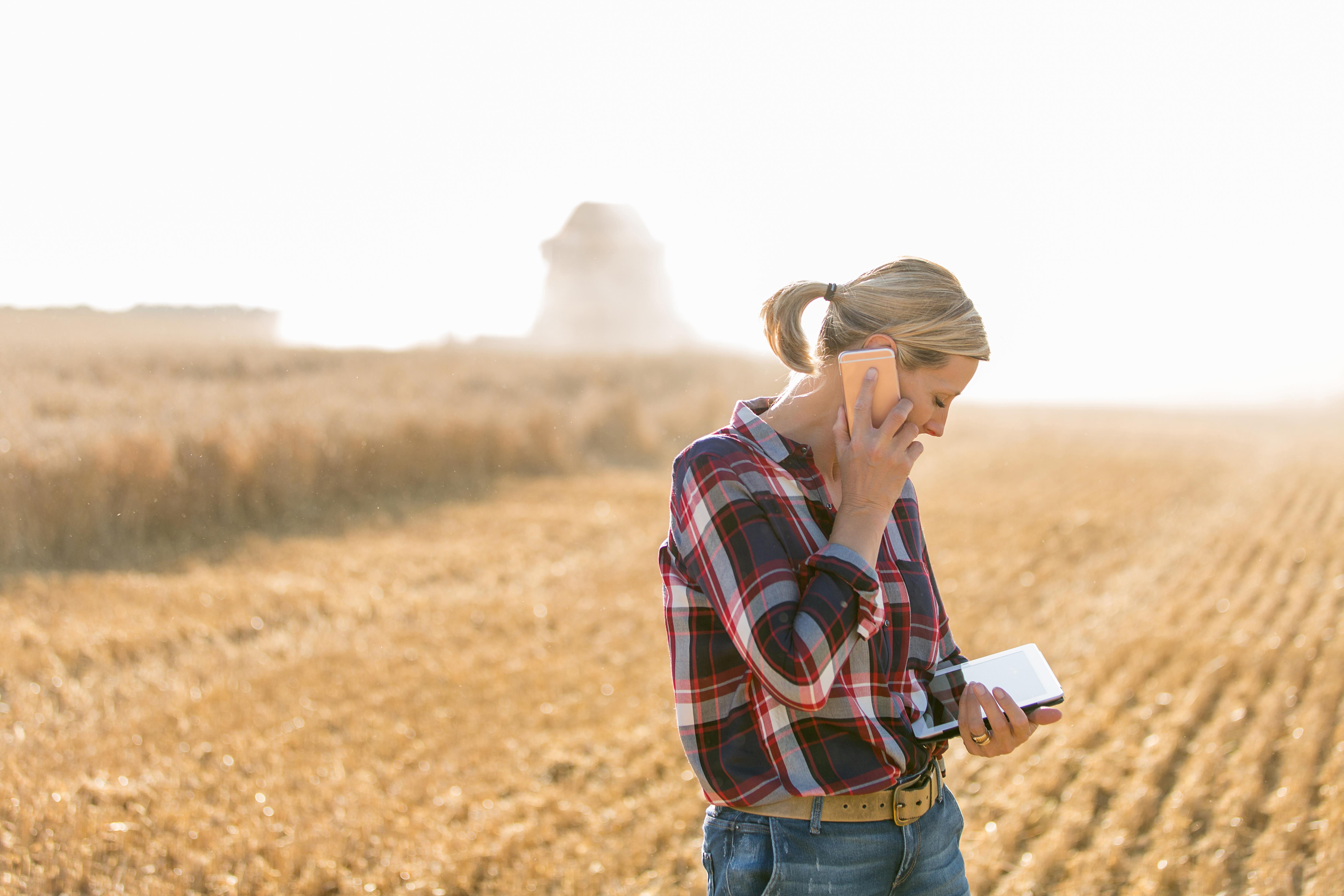 Image d’une femme parlant au téléphone